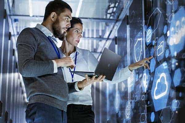 IT-Spezialisten der You Logic AG bei der gemeinsamen Arbeit an einem Kundenprojekt