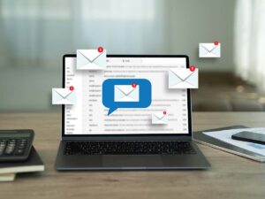 Laptop mit geöffnetem E-Mail-Posteingang, mehrere neue Nachrichten mit Benachrichtigungssymbolen erscheinen, Konzept für digitale Kommunikation und E-Mail-Verwaltung